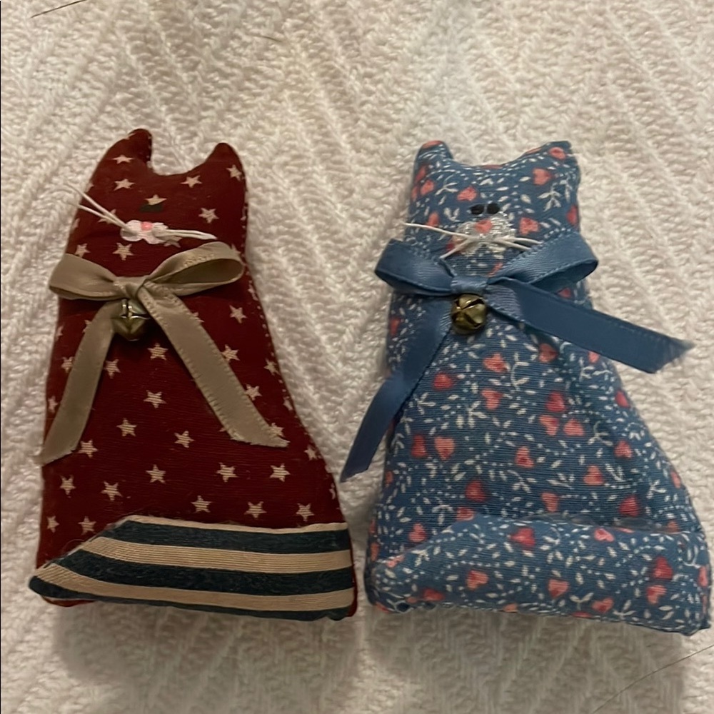 Set of Two Cat-Shaped Decorative Pin cushions